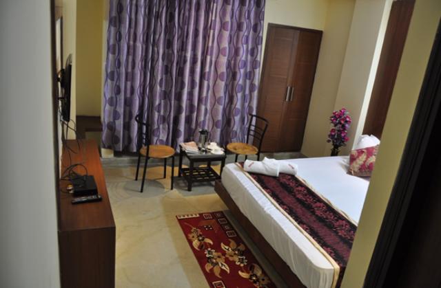 Hotel Oyo Repose Near Gurudwara Shri Bangla Sahib New Delhi